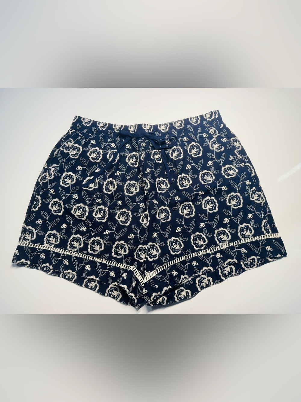 NWOT Pinch Navy With White floral embroidered pattern Shorts 100% Cotton Sz Lg